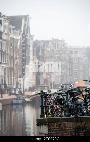 Vélos et maisons au bord d'un canal à Amsterdam, pays-Bas Banque D'Images