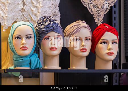 Têtes de mannequins de sexe féminin portant des foulards traditionnels de hijab dehors sur un marché à Istanbul Banque D'Images