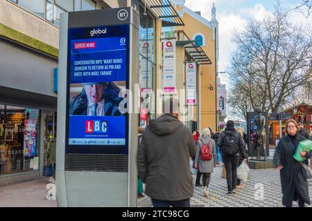 Écran de publicité numérique sur Cardiff Queen Street Banque D'Images