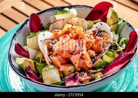 une image macro en gros plan d'une salade de saumon teriyaki fraîchement préparée Banque D'Images