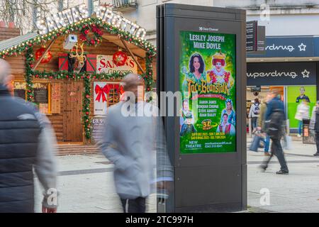 Écran de publicité numérique sur Cardiff Queen Street Banque D'Images
