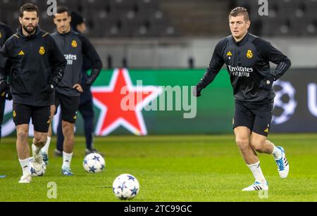 Berlin, Allemagne. 11 décembre 2023. Football : Ligue des Champions, avant le match 1. FC Union Berlin - Real Madrid : entraînement Real Madrid, Olympiastadion. Toni Kroos (à droite) court pour le ballon. Crédit : Andreas Gora/dpa/Alamy Live News Banque D'Images
