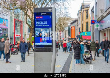 Écran de publicité numérique sur Cardiff Queen Street Banque D'Images