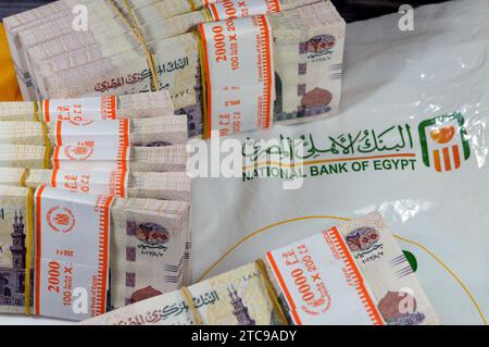 Le Caire, Egypte, novembre 26 2023 : piles et piles d'argent de l'Egypte des milliers de livres billets de banque billets de 200 EGP LE, avec un sac d'argent de Natio Banque D'Images