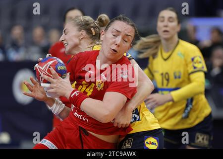 Gothenburg, Suède. 11 décembre 2023.Tatjana Brnovic du Monténégro et Linn Blohm de la Suède lors du match du lundi dans la coupe du monde de handball entre le Monténégro et la Suède dans l'arène Scandinavium à Gothenburg, Suède le 11 décembre 2023.photo : Adam Ihse/TT/code 9200 crédit : TT News Agency/Alamy Live News Banque D'Images