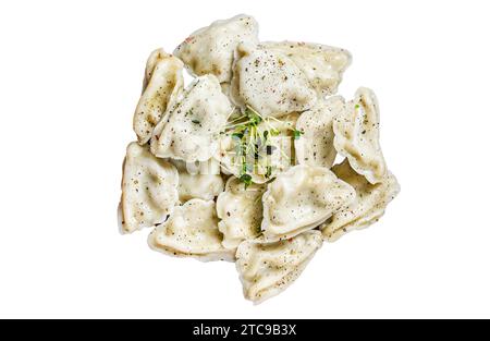Polissez les boulettes Pierogi avec des pommes de terre dans une assiette avec des herbes et du beurre. Isolé, fond blanc Banque D'Images