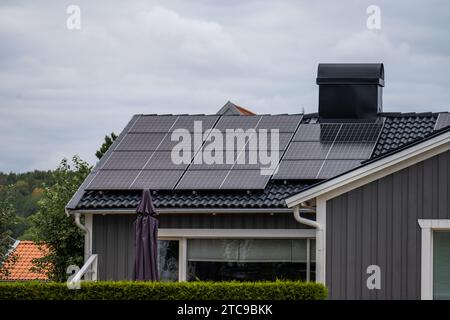 Mölndal, Suède - septembre 10 2022 : installation de panneaux solaires sur le toit d'une maison Banque D'Images
