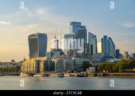 Regarder la Tamise vers la ville de Londres depuis la rive sud de Bermondsey Banque D'Images