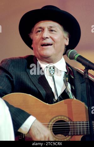 Milan Italie 1996-04-25 : Renzo Arene, chanteur italien, lors d'un concert au Superclassifica Show Banque D'Images