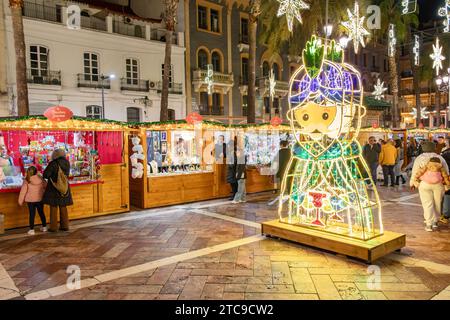 Huelva, Espagne - 10 décembre 2023 : marchés de Noël sur la Plaza de las Monjas, place des nonnes, avec décoration de Noël dans le centre-ville de Huelva, Andalousie, Banque D'Images