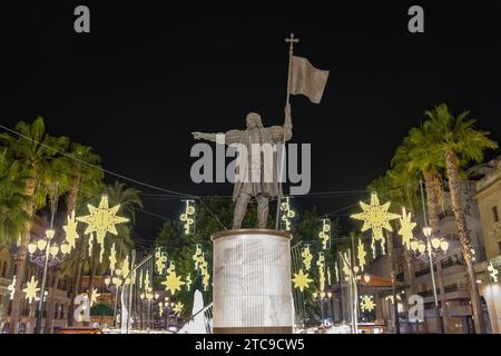 Le monument de Christophe Colomb sur la Plaza de las Monjas, place des religieuses, avec décoration de Noël dans le centre-ville de Huelva, Andalousie, Espagne Banque D'Images