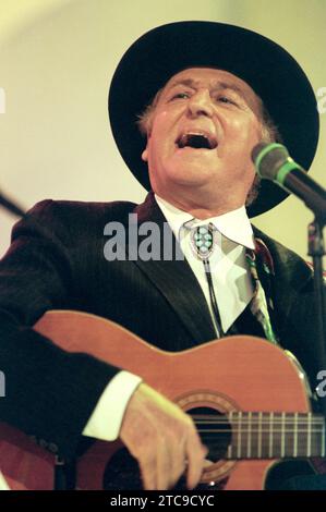 Milan Italie 1996-04-25 : Renzo Arene, chanteur italien, lors d'un concert au Superclassifica Show Banque D'Images