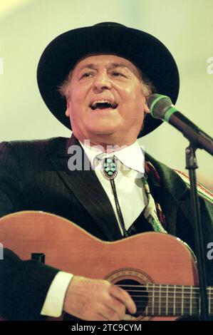 Milan Italie 1996-04-25 : Renzo Arene, chanteur italien, lors d'un concert au Superclassifica Show Banque D'Images