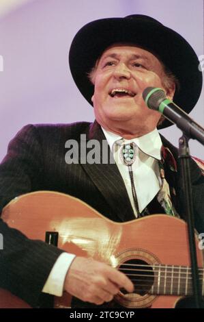 Milan Italie 1996-04-25 : Renzo Arene, chanteur italien, lors d'un concert au Superclassifica Show Banque D'Images