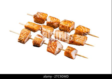 Brochettes de kebab au saumon grillé. Isolé, fond blanc Banque D'Images