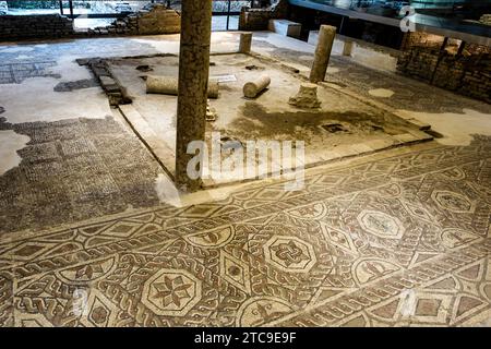 Site archéologique antique de mosaïque romaine, dans l'Antiquarium de Séville, Espagne. Banque D'Images