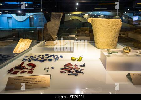 Exposition d'éclats de poterie anciens et de fragments de verre, de la période chrétienne wisigoth, exposés dans l'Antiquarium de Séville, Espagne. Banque D'Images