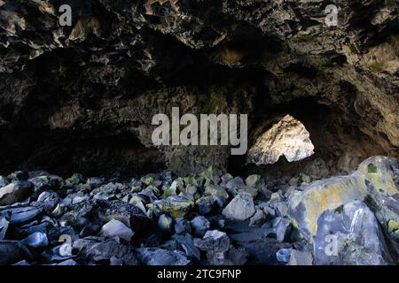 Une grotte s'ouvrant au-delà d'une grosse chute rocheuse dans Indian tunnel. Craters of the Moon National Monument, Idaho Banque D'Images