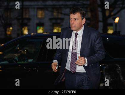 Londres, Royaume-Uni. 11 décembre 2023. John Glen, Paymaster General et ministre du Cabinet Office, est vu entrer dans le Cabinet Office à Whitehall ce soir par une journée agitée pour le gouvernement conservateur. Crédit : Imageplotter/Alamy Live News Banque D'Images