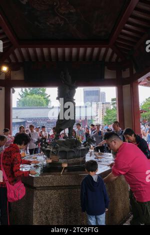 Tokyo Japon ; 13 mai 2019 : un groupe de personnes d'origine asiatique se purifie dans un rituel bouddhiste à Tokyo Banque D'Images