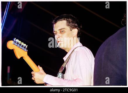 FLAMING LIPS, STEVEN DROZD, 1999 : Steven Drozd du groupe The Flaming Lips jouant de la guitare tout en fumant une cigarette au Reading Festival, le 29 août 1999. Le groupe tournait avec leur 9e album studio primé, The Soft Bulletin. Photo : Rob Watkins Banque D'Images