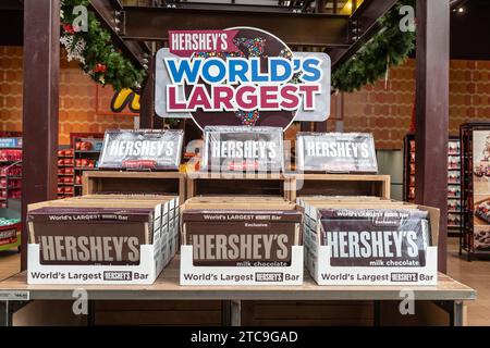 Hershey, Pennsylvanie - 8 décembre 2023 : grandes barres Hersehy Candy en vente au Chocolate World Retail Store. Banque D'Images