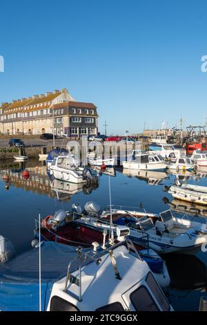 Photo de bateaux de pêche amarrés dans le port de West Bay dans le Dorset Banque D'Images