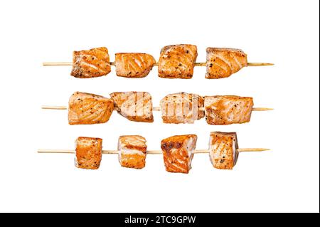 Brochettes de kebab au saumon grillé. Isolé, fond blanc Banque D'Images