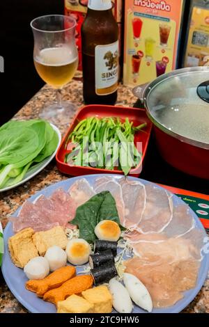 Aliments traditionnels, 'Thai suki', 'sukiyaki','shabu' au restaurant populaire, Nakhon Ratchasima, Isan, Thaïlande, Asie du Sud-est, Asie Banque D'Images