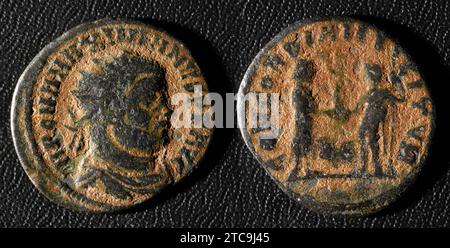 Ancienne pièce romaine de l'empereur Maximien, vue de dessus de la vieille monnaie métallique isolée sur fond noir. Thème de texture cuivre vintage, Rome, Empire, antiq Banque D'Images