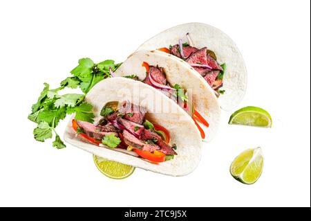 Carne Asada Tacos avec steak grillé, sauce verte, jalapenos et oignon, cuisine mexicaine. Isolé, fond blanc Banque D'Images