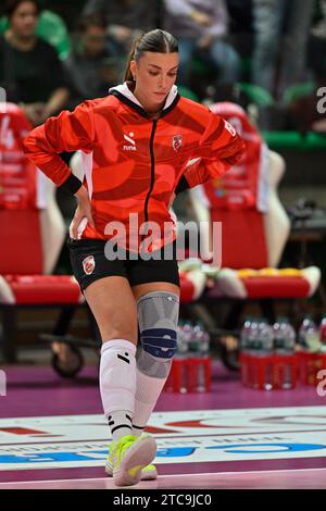 Cuneo, Italie. 10 décembre 2023. AliceTanase (Cuneo) lors du Cuneo Granda volley vs AllianzÂ VVÂ Milano, match féminin de volleyball italien Serie A1 à Cuneo, Italie, décembre 10 2023 crédit : Agence photo indépendante/Alamy Live News Banque D'Images