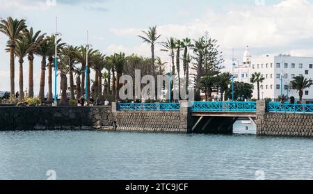 Lanzarote, Espagne - 25 novembre 2023 : Plage portuaire et bateaux à Arrecife, Lanzarote, Îles Canaries, Espagne, Europe Banque D'Images