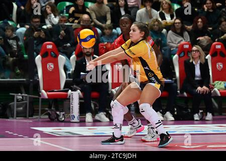 Cuneo, Italie. 10 décembre 2023. FedericaFerrario (Cuneo) lors du Cuneo Granda volley vs AllianzÂ VVÂ Milano, match féminin de volleyball italien Serie A1 à Cuneo, Italie, décembre 10 2023 crédit : Agence photo indépendante/Alamy Live News Banque D'Images