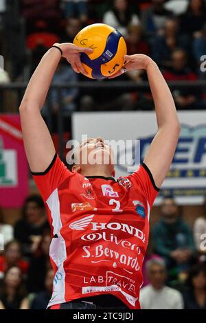 Cuneo, Italie. 10 décembre 2023. FrancescaScola (Cuneo) lors du Cuneo Granda volley vs AllianzÂ VVÂ Milano, match féminin de volleyball italien Serie A1 à Cuneo, Italie, décembre 10 2023 crédit : Agence photo indépendante/Alamy Live News Banque D'Images