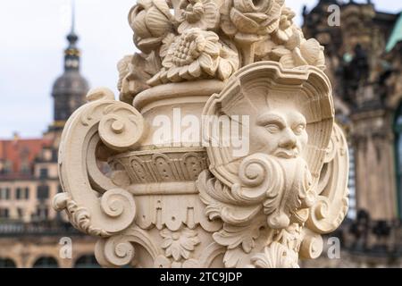 Figuren und Vasen aus Sandstein im Dresdener Zwinger. Im hintergrund