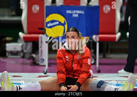 Cuneo, Italie. 10 décembre 2023. AliceTanase (Cuneo) lors du Cuneo Granda volley vs AllianzÂ VVÂ Milano, match féminin de volleyball italien Serie A1 à Cuneo, Italie, décembre 10 2023 crédit : Agence photo indépendante/Alamy Live News Banque D'Images