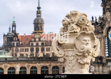 Figuren und Vasen aus Sandstein im Dresdener Zwinger. Im hintergrund