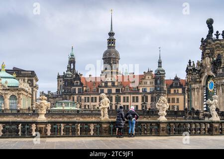 Figuren und Vasen aus Sandstein im Dresdener Zwinger. Im hintergrund
