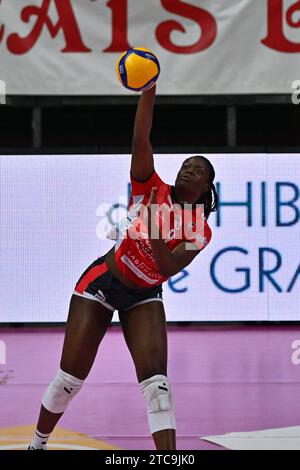 Cuneo, Italie. 10 décembre 2023. AnnaAdelusi (Cuneo) lors du Cuneo Granda volley vs AllianzÂ VVÂ Milano, match féminin de volleyball italien Serie A1 à Cuneo, Italie, décembre 10 2023 crédit : Agence photo indépendante/Alamy Live News Banque D'Images