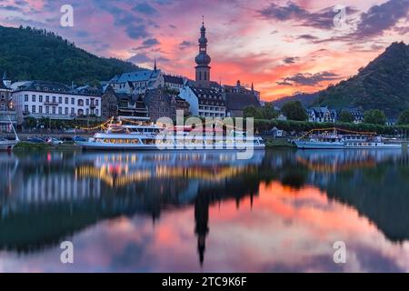 Coucher de soleil impressionnant à Cochem, belle ville historique sur la rivière romantique Moselle, Allemagne Banque D'Images