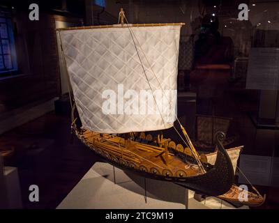 Maquette d'un navire viking (Norvège, 9e siècle) au Musée maritime international de HafenCity, Hambourg, Allemagne. Banque D'Images