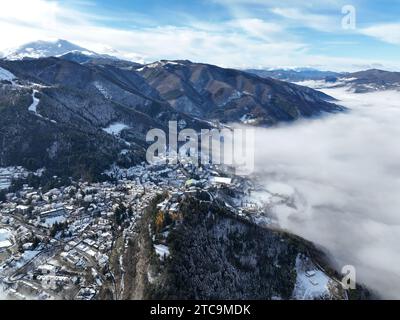 Un paysage impressionnant avec des montagnes majestueuses, avec des sommets enneigés, parsemant l'horizon Banque D'Images