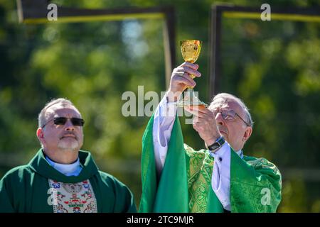 Mgr Miguel grave de Peralta, le très révérend Joel M. Konzen Église catholique Sainte famille 50e anniversaire Messe bilingue en plein air Banque D'Images