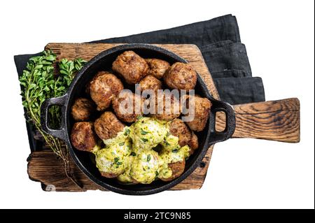 Boulettes de viande suédoises avec sauce crème dans une poêle. Isolé, fond blanc Banque D'Images