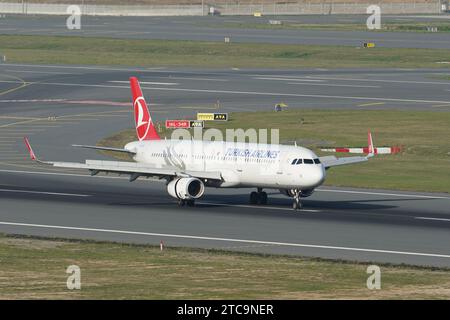 ISTANBUL, TURKIYE - 01 OCTOBRE 2022 : l'Airbus A321-231 (5663) de Turkish Airlines atterrit à l'aéroport international d'Istanbul Banque D'Images