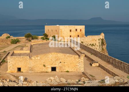 Bâtiments de la forteresse historique Fortezza à Rethymnon, Crète, Grèce. Banque D'Images