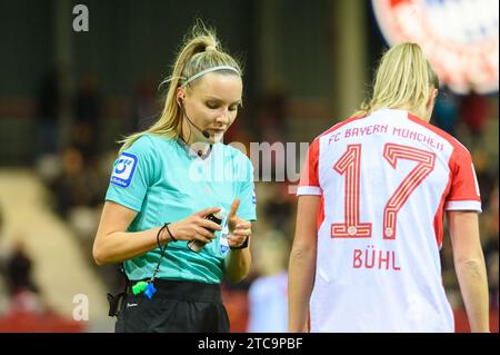 Munich, Allemagne, 11 décembre 2023 : arbitre Fabienne Michel avec Klara Buehl (17 FC Bayern Munich) lors du match Google Pixel Frauen-Bundesliga entre le FC Bayern Munich et le Bayer Leverkusen au FC Bayern Campus, Allemagne. (Sven Beyrich/SPP) Banque D'Images