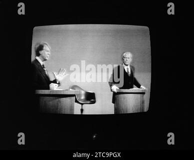 Le président américain Gerald Ford et Jimmy carter à la télévision lors du 1e débat présidentiel, Philadelphie, Pennsylvanie, USA, Thomas J. O'Halloran, U.S. News & World Report Magazine Photography Collection, 23 septembre 1976 Banque D'Images