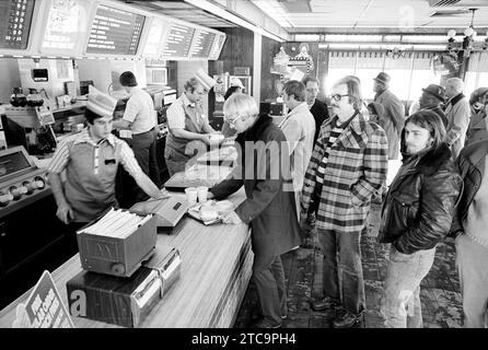 Employés derrière le comptoir servant les files de clients au restaurant de restauration rapide McDonald's, Thomas J. O'Halloran, U.S. News & World Report Magazine Photography Collection, 9 février 1979 Banque D'Images